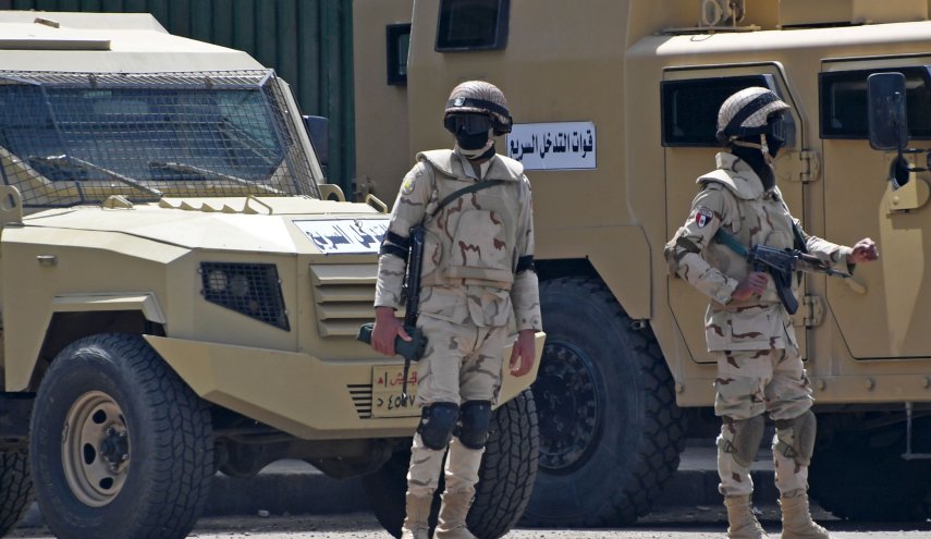القوات المسلحة المصرية توزع كمامات طبية على المواطنين