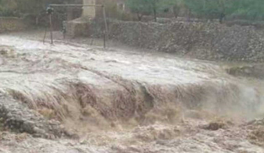 جاری شدن سیل شدید در پایتخت یمن؛ آب دو نفر را با خود برد

