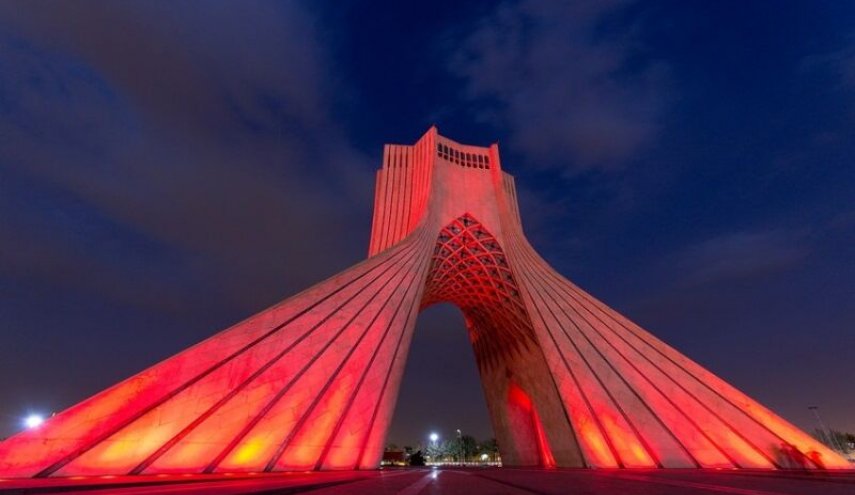 برج آزادی قرمز شد
