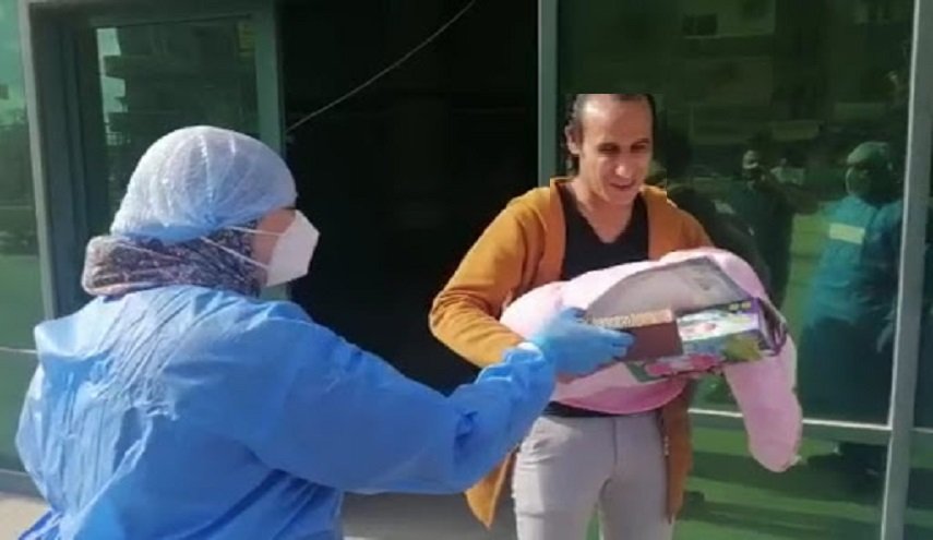 خروج أول مولود من مستشفى العزل في 'كفر الزيات'

