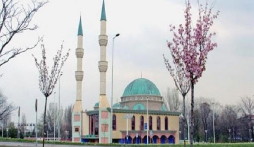 لأول مرة.. رفع الأذان بمكبرات الصوت في 