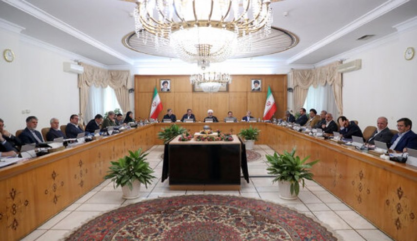 تقدیر رئیس جمهور از تلاش کادر پزشکی و تولیدگران کشور/ گزارش وزیر بهداشت از توانمندی دستگاه های صنعتی کشور در تولید لوازم و تجهیزات پزشکی برای مقابله با کرونا