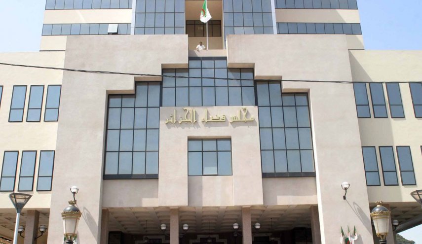القضاء الجزائري يأمر بسجن 4 مسؤولين بتهم فساد