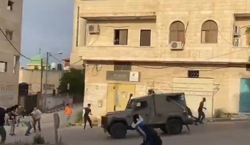 مقابله جوانان فلسطینی با کاروان نظامیان صهیونیست + فیلم