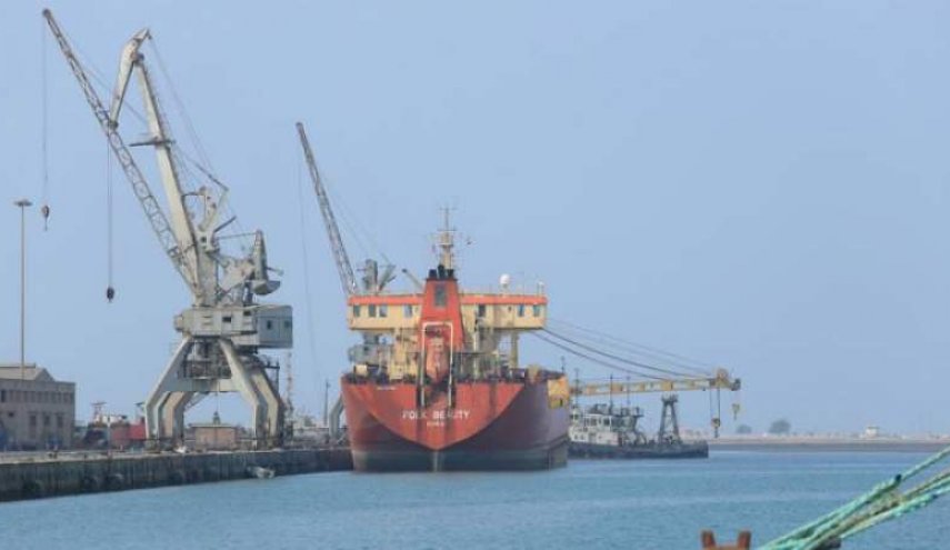 الحديدة... ربط سفينة ادفنتش المحملة بالوقود بالرصيف لتفريغها