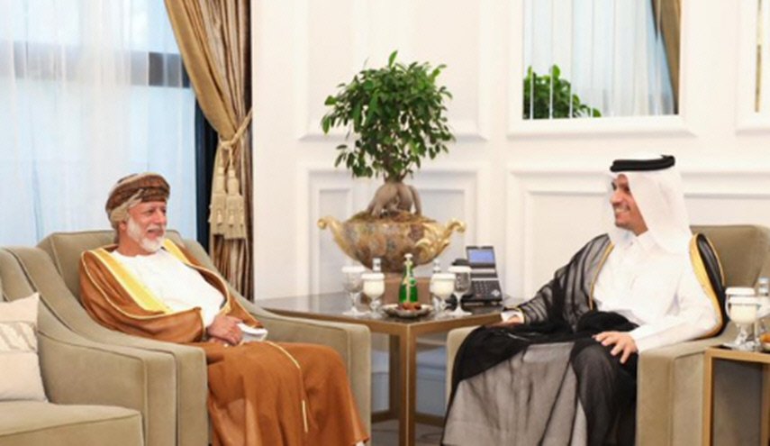 بعد الرسالة الشفوية.. هذا ما دار بين  سلطان عُمان وأمير قطر!
