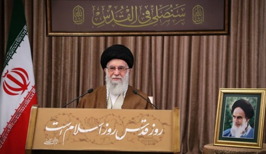 یادآوری وعده تاریخی رهبر انقلاب در تابلوی نصب شده حین نطق امروز