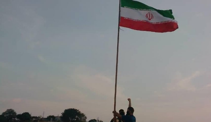 تصاویری از اهتزاز پرچم كشورمان توسط مردم ونزوئلا نزدیک مزار چاوز