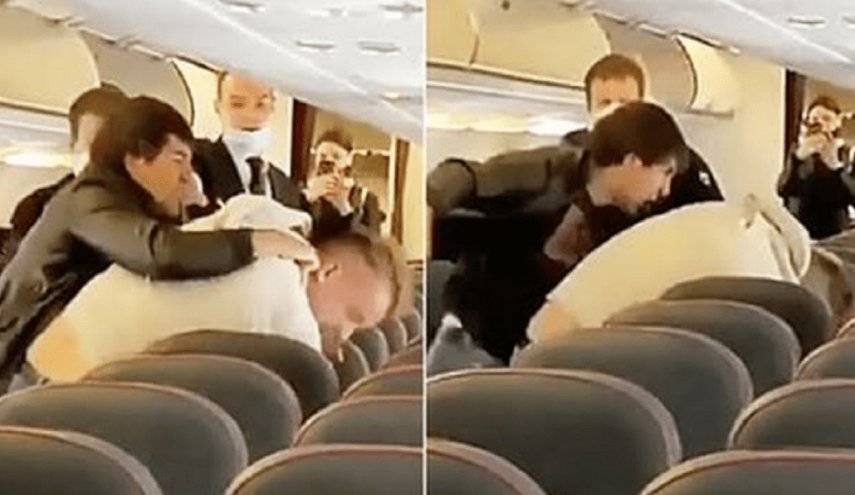 شاهد .. شجار عنيف على متن طائرة بسبب كورونا