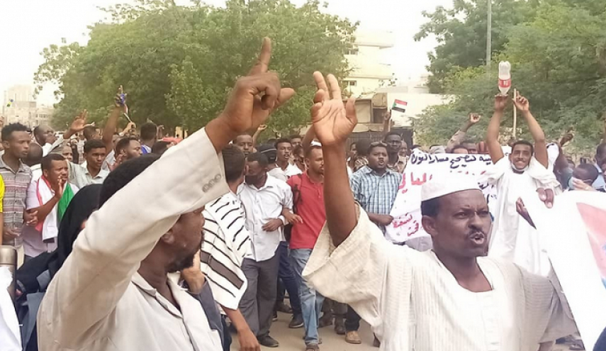 أنصار البشير يتظاهرون في الخرطوم مطالبين بإسقاط الحكومة