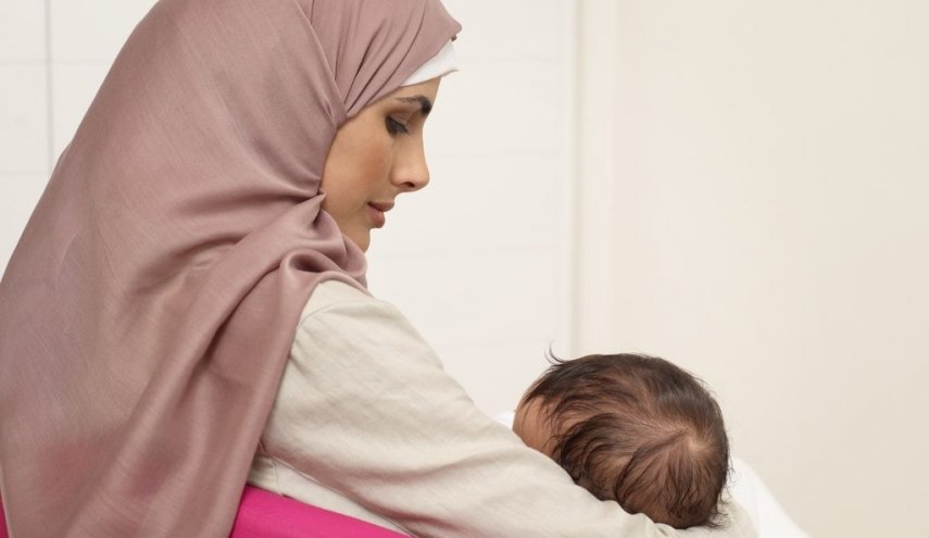 هل يمكن لمريضة كورونا إرضاع طفلها؟