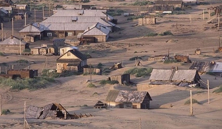 روستایی که ساعاتی از روز را در شن فرو می رود + عکس