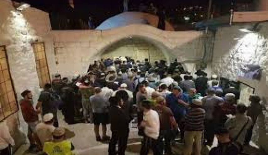 مواجهات خلال اقتحام قوات الاحتلال مقام يوسف