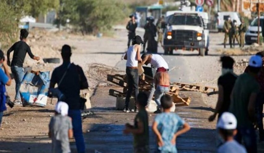 صهیونیست‌ها با حمله به کرانه باختری چند فلسطینی را بازداشت و مزارع را به آتش کشیدند