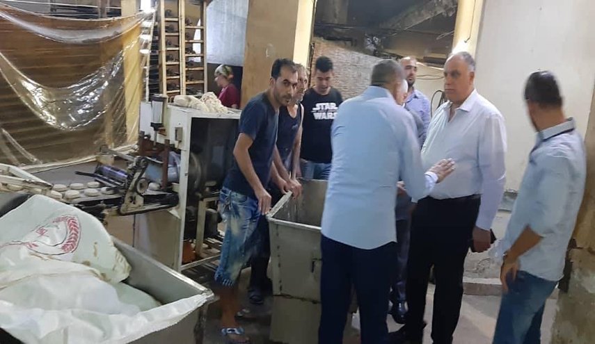 وزير سوري في فرن خبز بعد منتصف الليل! (صور)