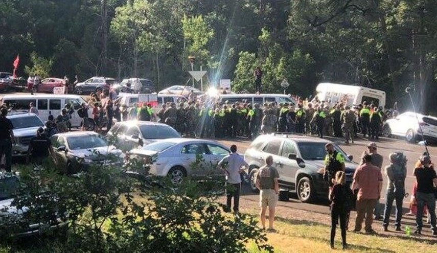 بومیان معترض آمریکایی جاده محل سخنرانی ترامپ را مسدود کردند/ شعار معترضان: سرزمین ما را پس دهید/ صندلی های خالی محل سخنرانی ترامپ