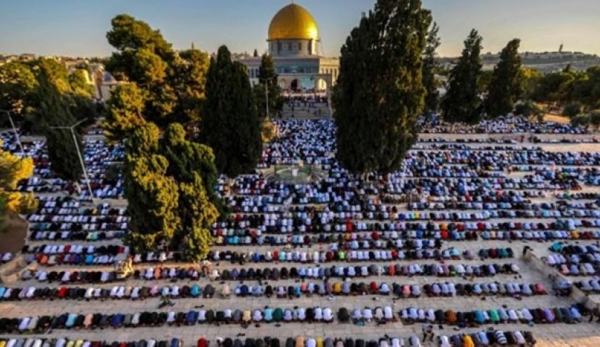 علی‌رغم اقدامات صهیونیست‌ها؛ دهها هزار نفر نماز عید را در مسجدالاقصی برگزار کردند
