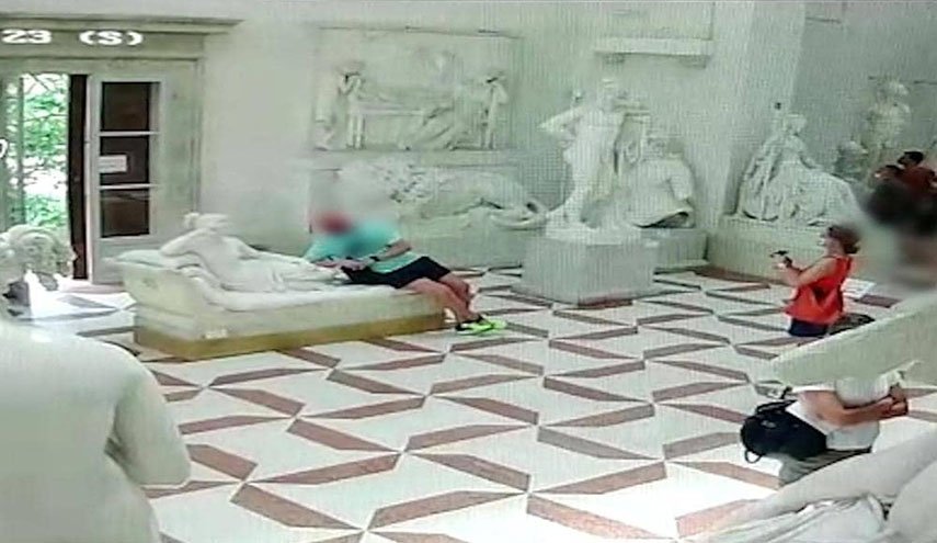صورة تذكارية تسبّب إتلاف تمثال قديم عمره 200 عام 