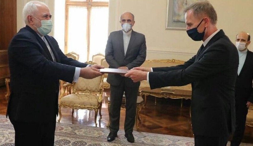 سفیران جدید عمان و آلمان رونوشت استوارنامه خود را تسلیم ظریف کردند