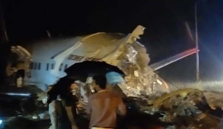 یک هواپیمای مسافربری هند حین فرود آمدن سقوط کرد