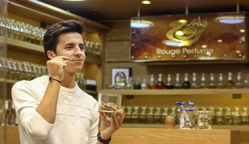 عطر تتغير رائحته كل 4 دقائق..تعرف على  أصغر عطار عربي