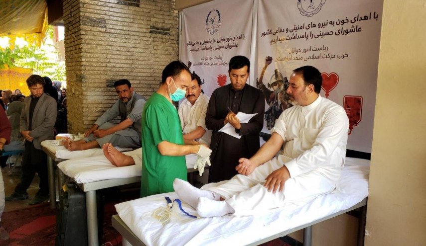 بالصورة.. الأفغان يتبرعون بدمهم تكريما لـذكرى