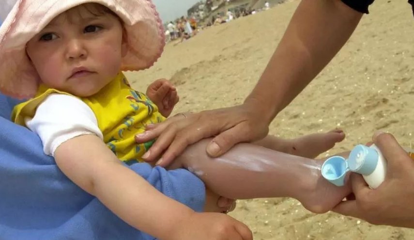 لمسة الآباء تساعد على تلطيف إشارات الألم في أمخاخ الأطفال