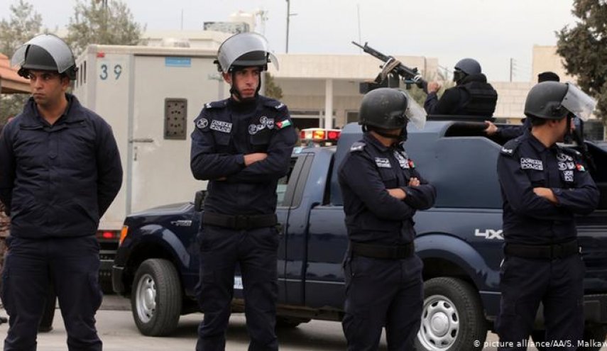 السلطات الأردنية تعتقل 20 سورياً لمشاركتهم بحفل زفاف