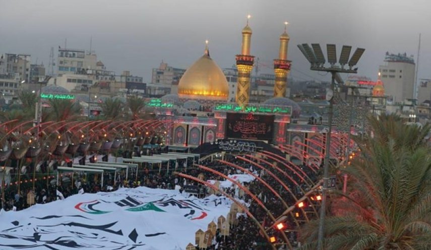 طولانی‌ترین پرچم الحشد الشعبی بر دوش زائران اربعین در بین الحرمین
