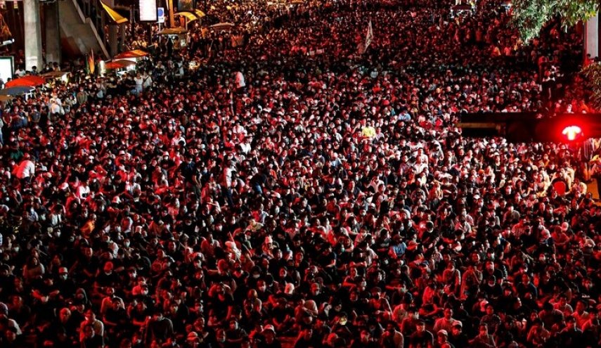 التايلانديون يتحدون حظر الاحتجاجات ويخرجون بعشرات الآلاف في بانكوك

