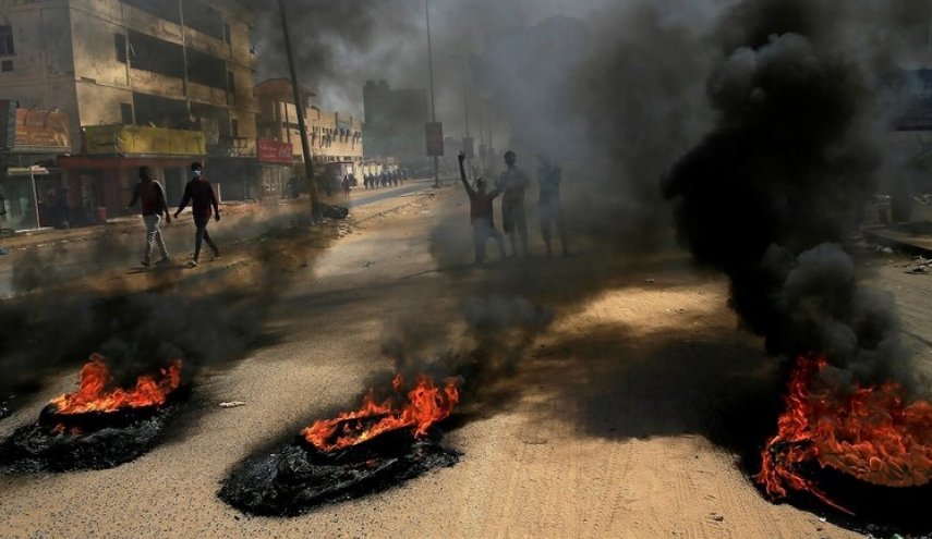 پرچم رژیم صهیونیستی در سودان به آتش کشیده شد+عكس