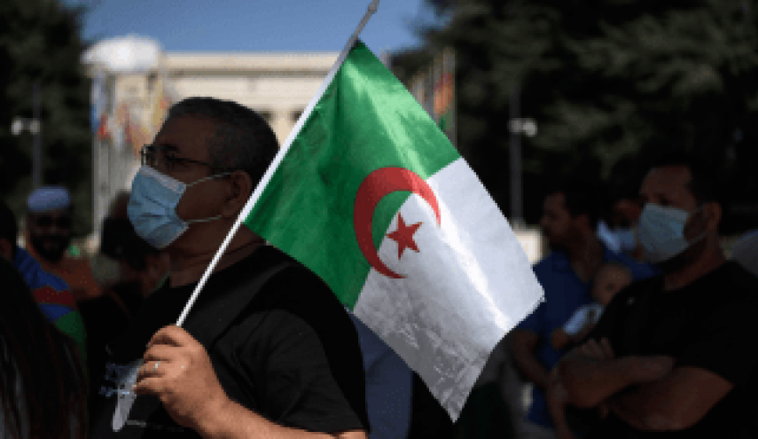 الجزائريون في الخارج يبدأون التصويت في الاستفتاء على الدستور