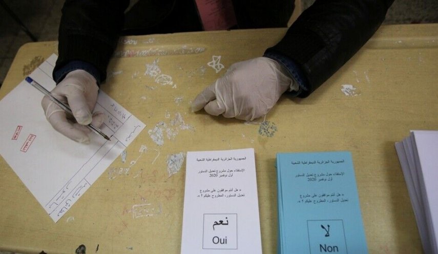 الجزایری‌ها به قانون اساسی جدید 