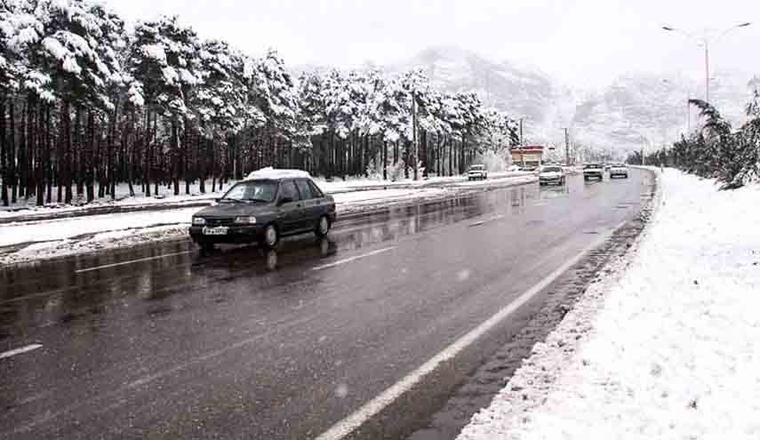 برف و باران در جاده‌های ۲۱ استان کشور