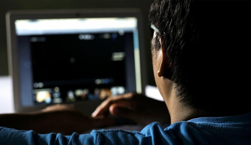 انتبه.. خطورة الاستلقاء أثناء العمل على جهاز كمبيوتر محمول