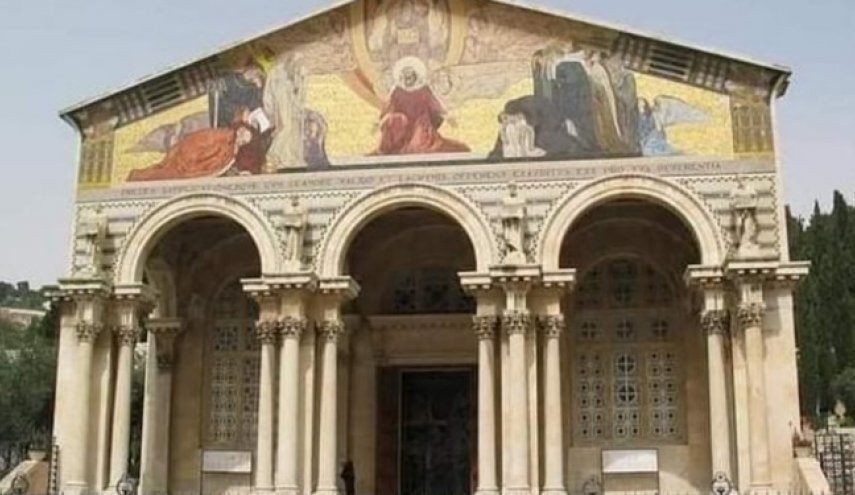 مسلمانان فلسطینی مانع آتش زدن کلیسا به دست یک صهیونیست شدند+ فیلم و عکس
