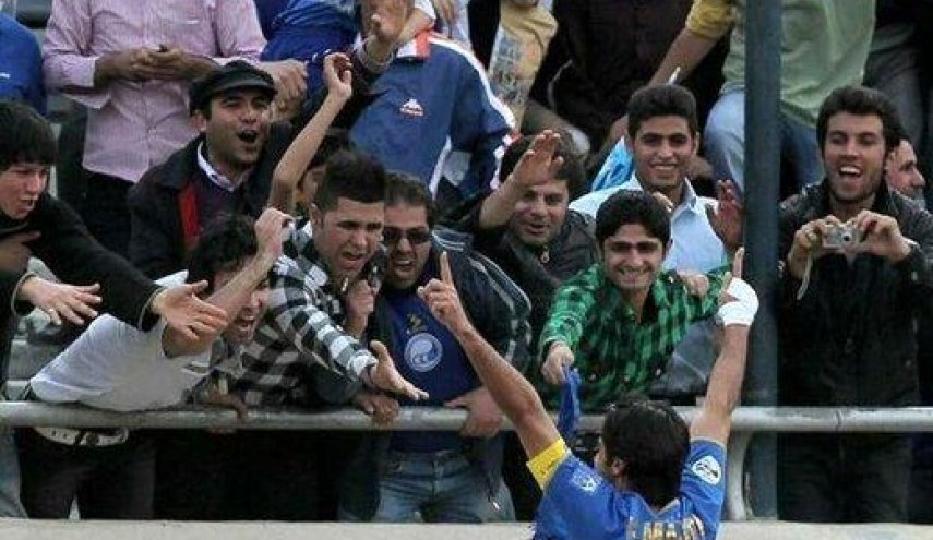 کری خوانی فرهاد مجیدی برای پرسپولیسی‌ها +عکس
