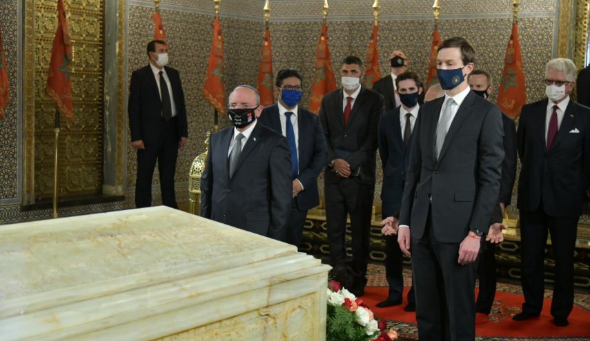 الوفد الأمريكي الصهيوني يوقع الدفتر الذهبي في الرباط