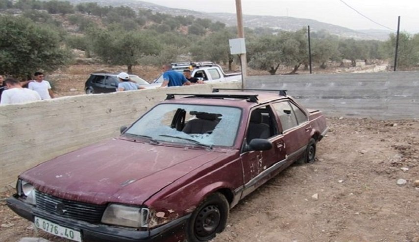 مستوطنون يهاجمون مركبات الفلسطينيين بالضفة الغربية