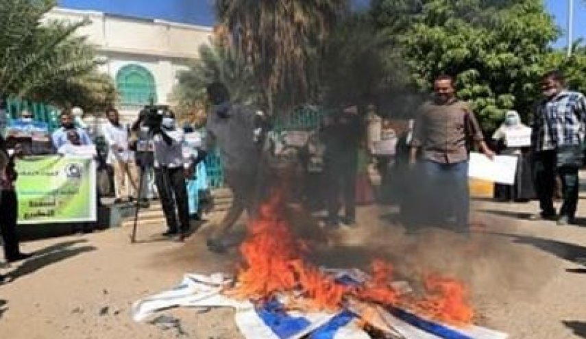 تصاویر| به آتش کشیده شدن پرچم رژیم صهیونیستی در تظاهرات سودان
