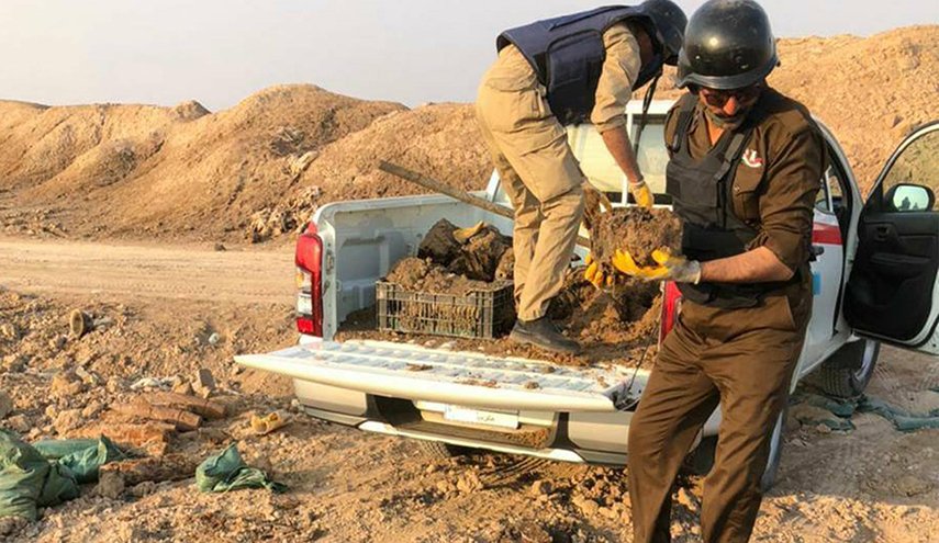 بالصور.. العثور على 50 قذيفة مدفع في البصرة