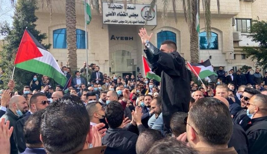 وقفة للمحامين الفلسطينيين احتجاجا على تدخلات السلطة