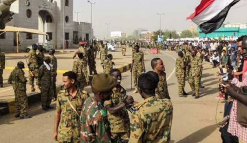 محتجون سودانيون يغلقون معبراً حدودياً بين السودان وإثيوبيا
