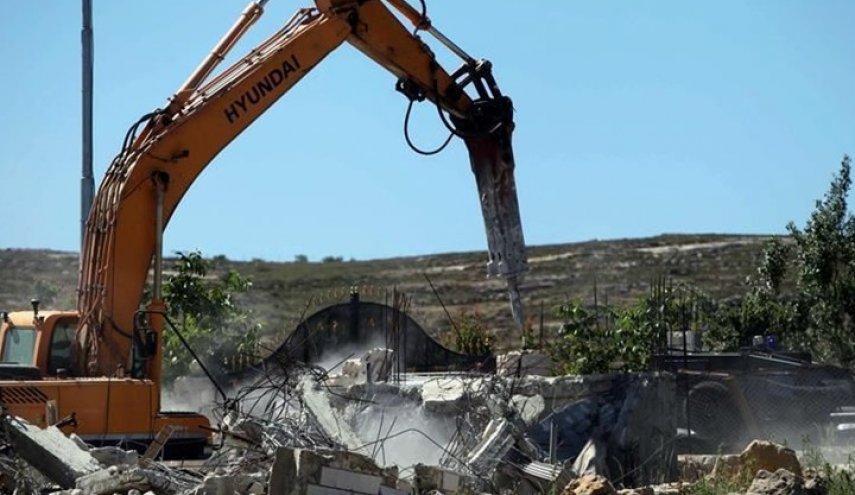 الاحتلال يهدم منزلا لمواطن فلسطيني بالضفة الغربية

