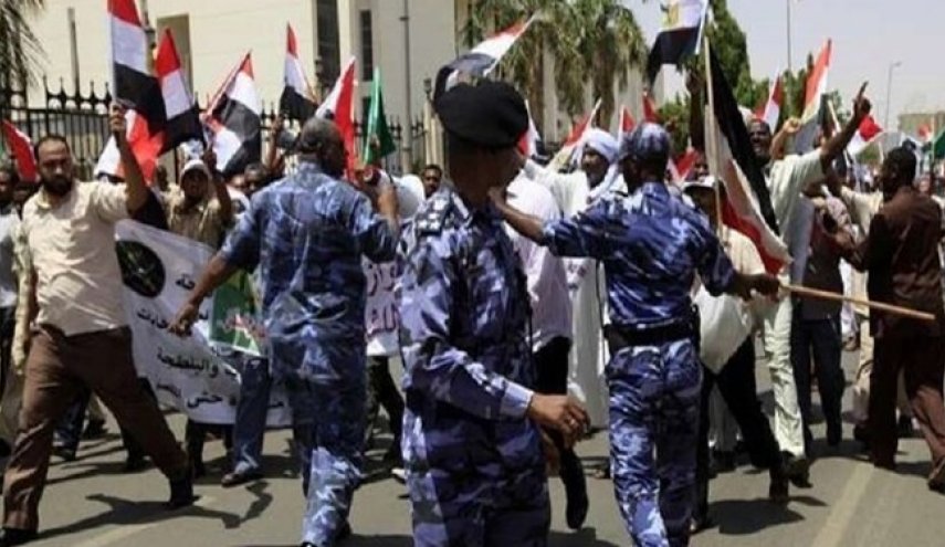 ادامه اعتراضات مردمی در سودان؛ بازداشت 30 مسئول رژیم عمرالبشیر