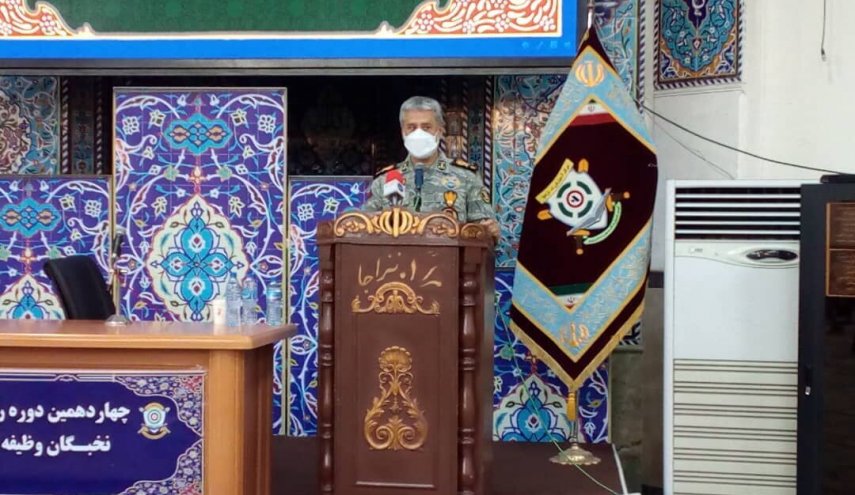 الأدميرال سياري: العدو يشعر بالخوف من قدرات إيران الدفاعية