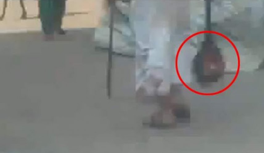  أب هندي يجول الشوارع ممسكا برأس ابنته.. والسبب صادم!+ صورة