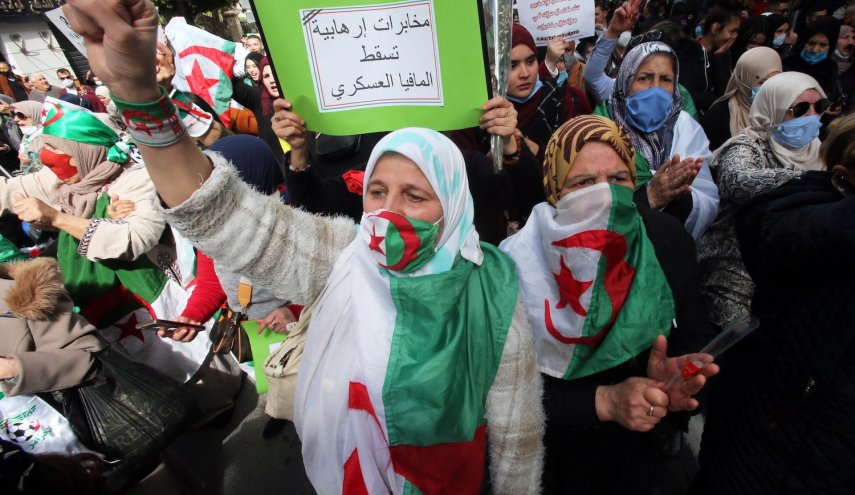 في يوم المرأة.. مسيرة نسوية بالجزائر دعما للحراك + صور
