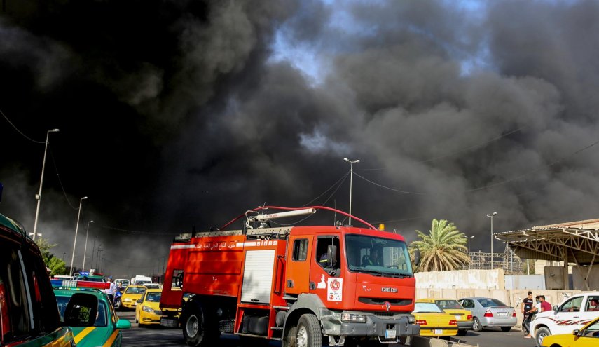 بالصورة ..حريق ضخم في الحي الصناعي وسط كربلاء يلتهم محال تجارية