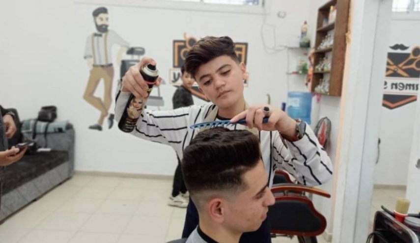 بالصور..رامي عليان.. حلاق بعمر 15 عاماً ينافس الكبار في غزة